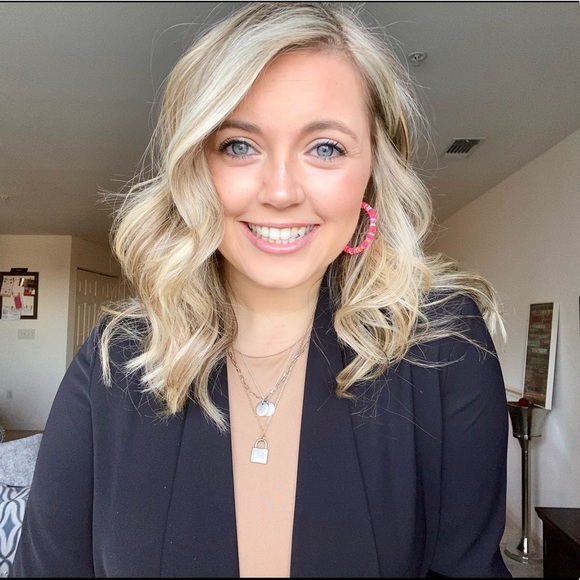 Meet your Posher, Madison - Picture 1 of 2